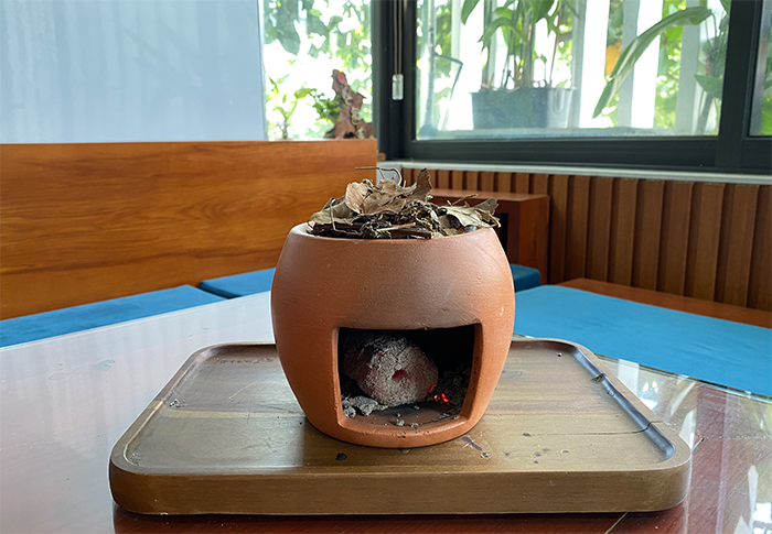 xong-nha-bang-than-va-thao-moc Xông nhà bằng thảo mộc là phương pháp dân gian để làm sạch không khí